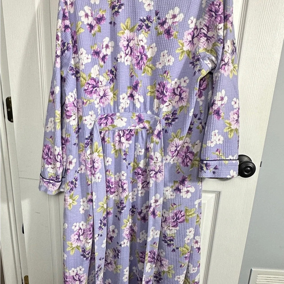 Size large Charter Club waffle bathrobe, attached belt - Picture 10 of 11